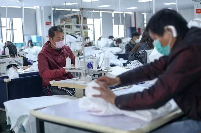 防護服緊缺？這家僅用了5天時間轉(zhuǎn)產(chǎn)防護服，日產(chǎn)量已達9000件