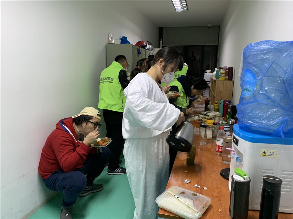 綠馬甲“浦東青年志愿者”，的一次晚班志愿服務(wù)