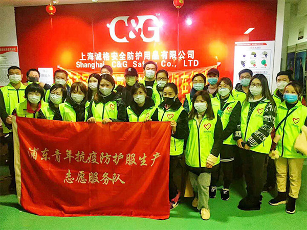 攜手戰(zhàn)“疫”，逆風而上，上海志愿者助力抗疫防護服生產(chǎn)