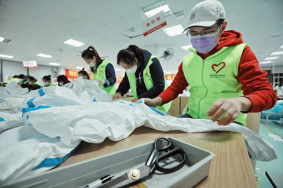 2.jpg這些“守護(hù)者”們在上海誠格干了件大事！——20天，750人次，經(jīng)手近4萬件防護(hù)服！